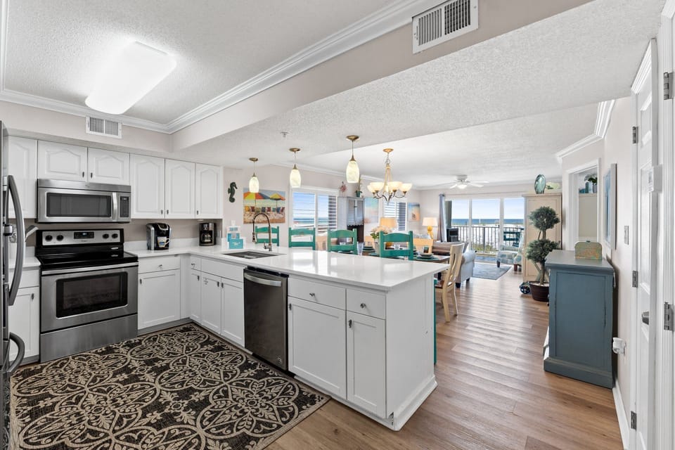 Kitchen - Spacious ktichen for meal prep.