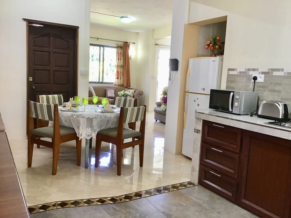 Open plan kitchen/dining/living