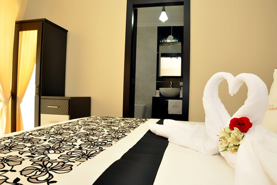 Comfort Double Room, 1 Queen Bed | Down comforters, in-room safe, blackout drapes, WiFi (free)