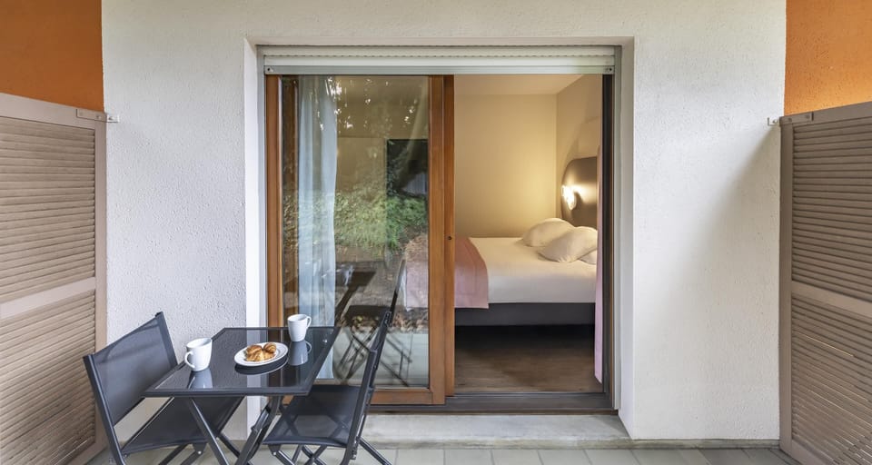 Standard Room, 2 Twin Beds, Non Smoking, Terrace | Desk, iron/ironing board, free WiFi, bed sheets