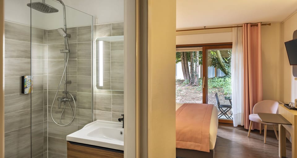 Combined shower/tub, hydromassage showerhead, hair dryer, towels