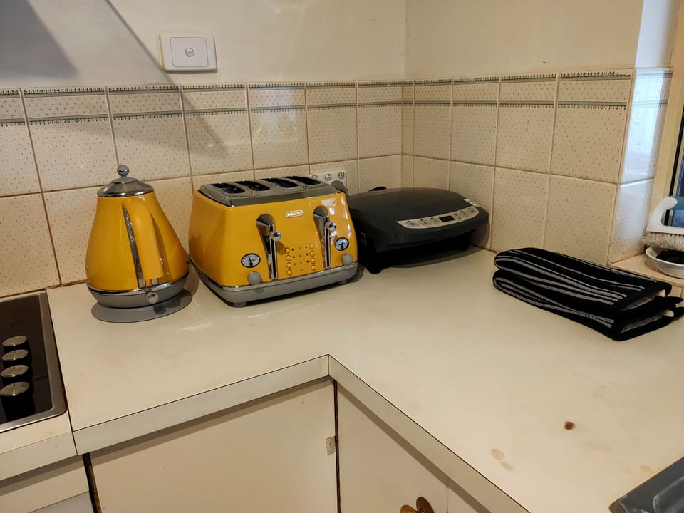 Fully equipped kitchen with Induction Cooktop, and a full-size Fridge & Freezer.