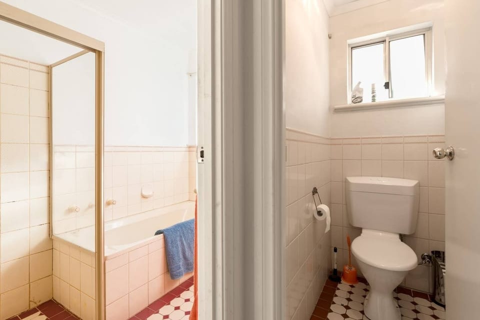  Independent Toilet