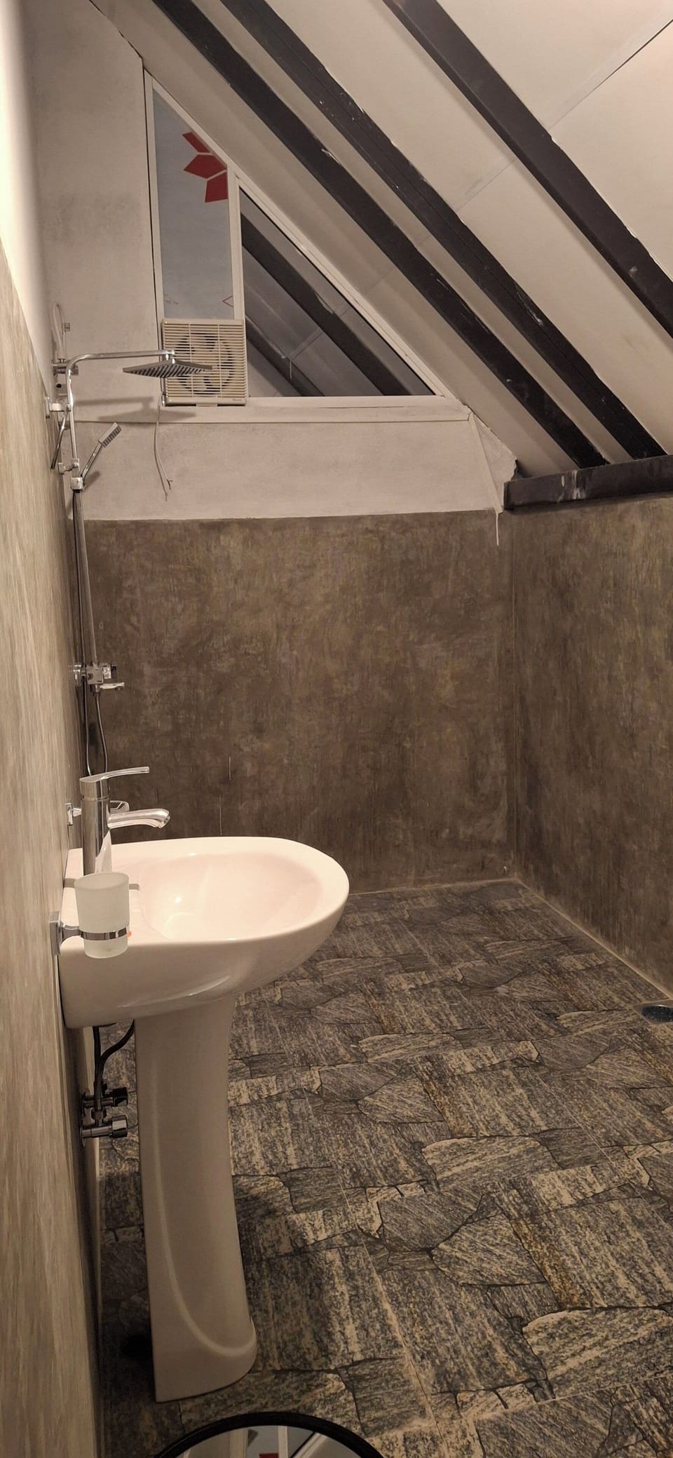Deluxe Cabin | Bathroom | Shower, rainfall showerhead, designer toiletries, hair dryer