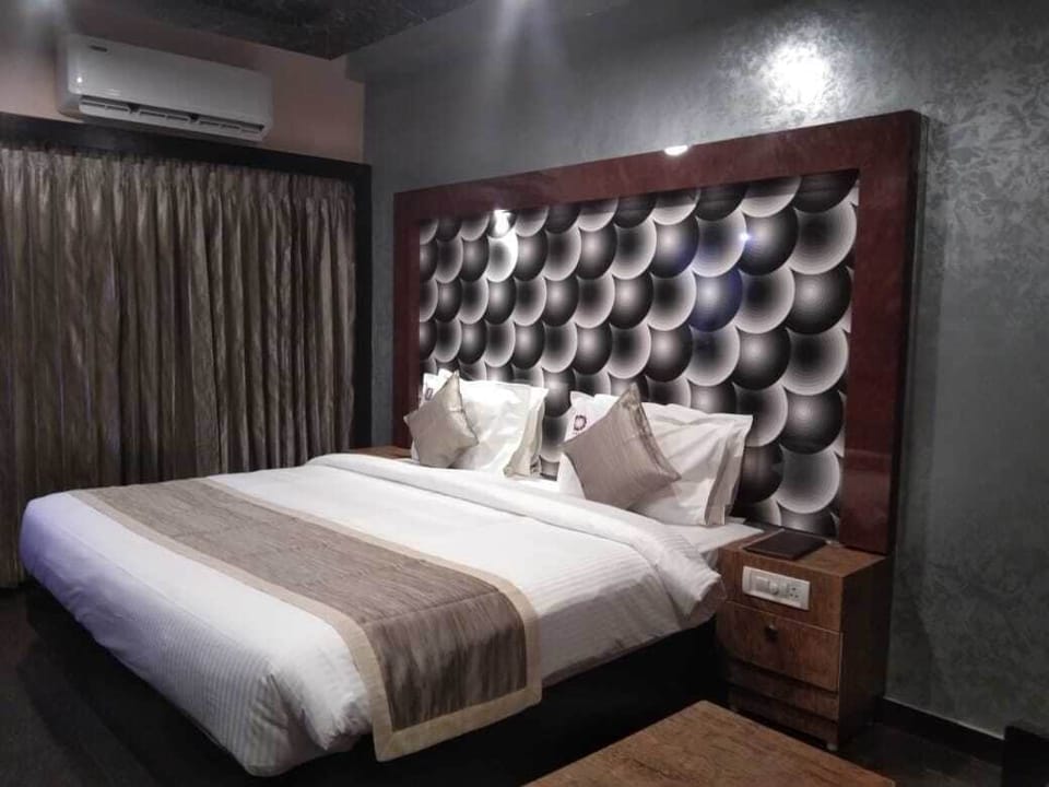 Premium Double Room | Individually furnished, desk, soundproofing, free WiFi