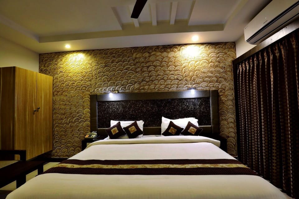Premium Double Room, 1 Queen Bed, City View | Individually furnished, desk, soundproofing, free WiFi