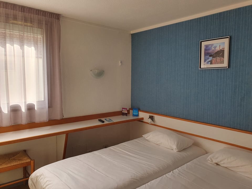 Twin Room | Premium bedding, Tempur-Pedic beds, laptop workspace, blackout drapes