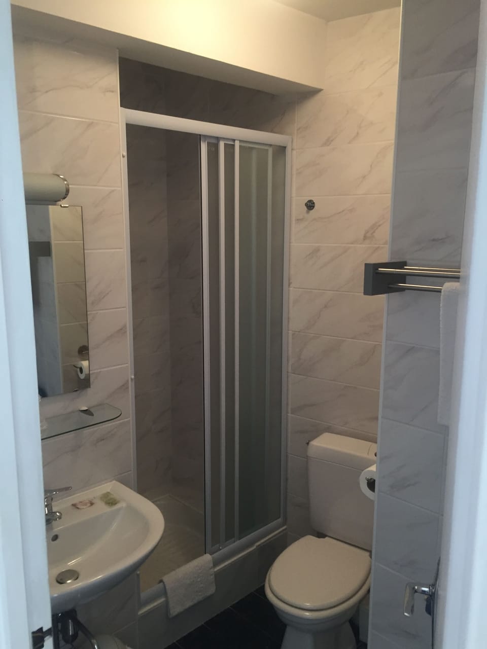 Combined shower/tub, hair dryer, towels
