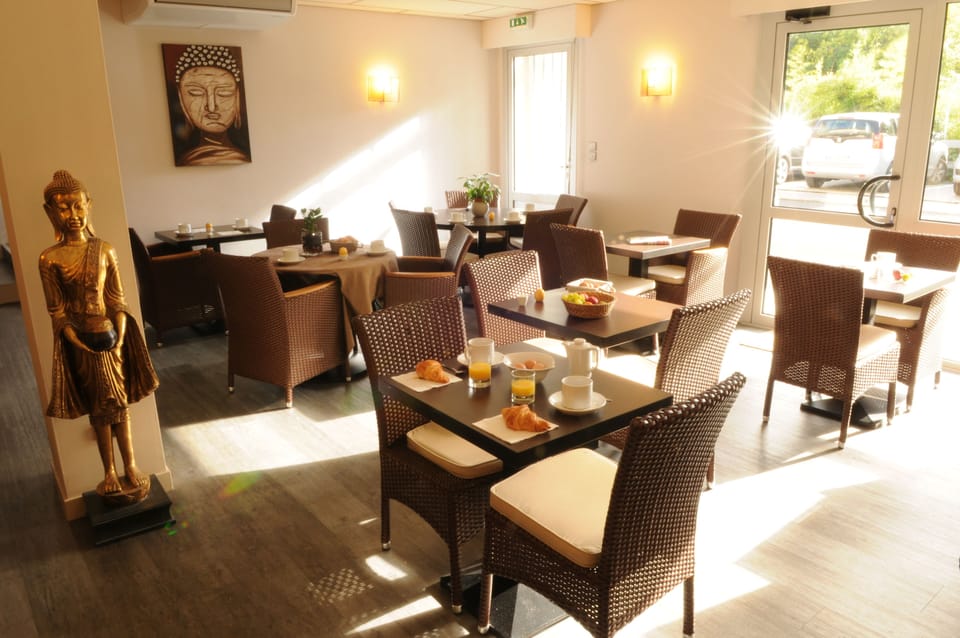 Buffet breakfast for a fee on weekdays