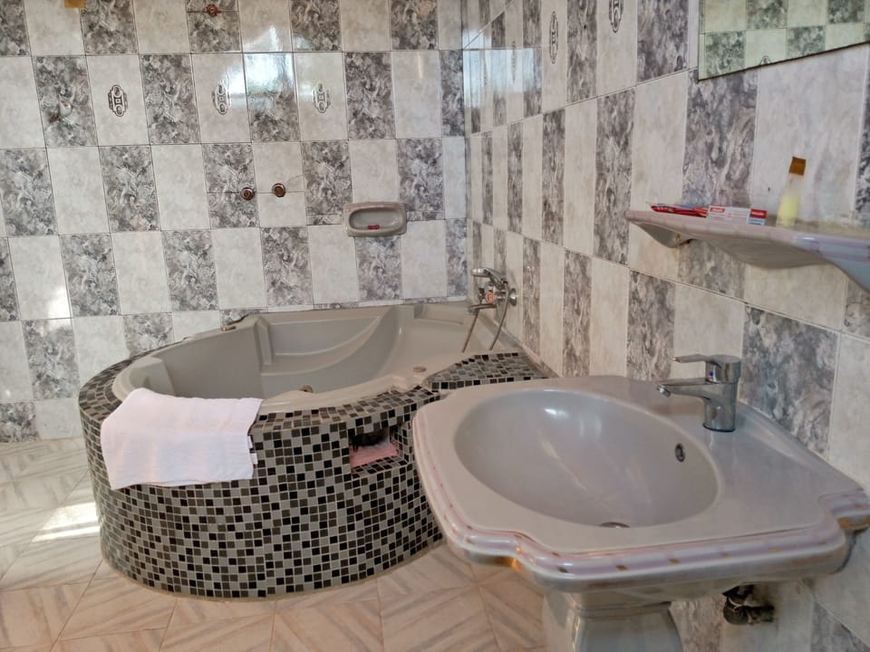 Executive Double Room, 1 King Bed, Garden View | Bathroom | Separate tub and shower, deep soaking tub, free toiletries, slippers