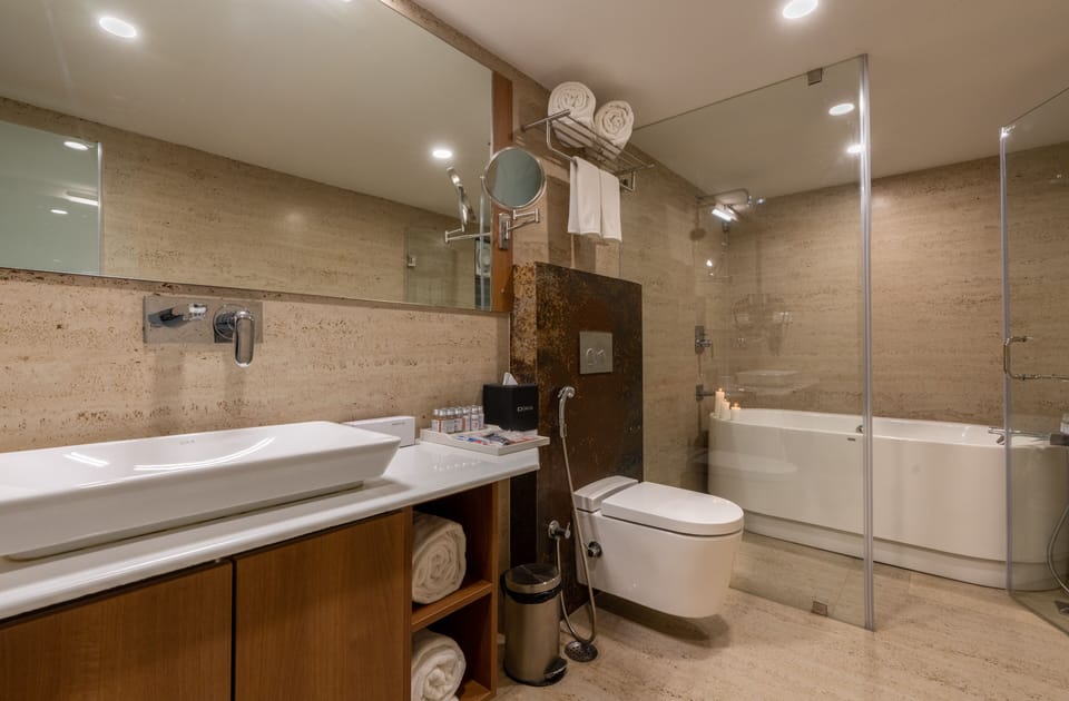 Studio Suite | Bathroom | Shower, rainfall showerhead, free toiletries, hair dryer