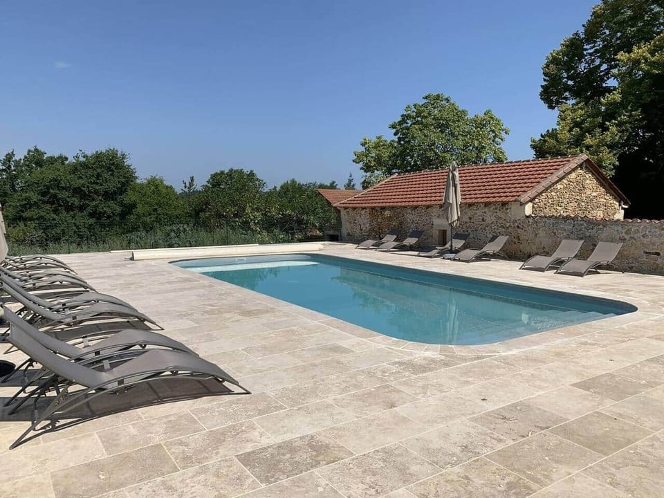 La piscine (partagée avec les autres gîtes)