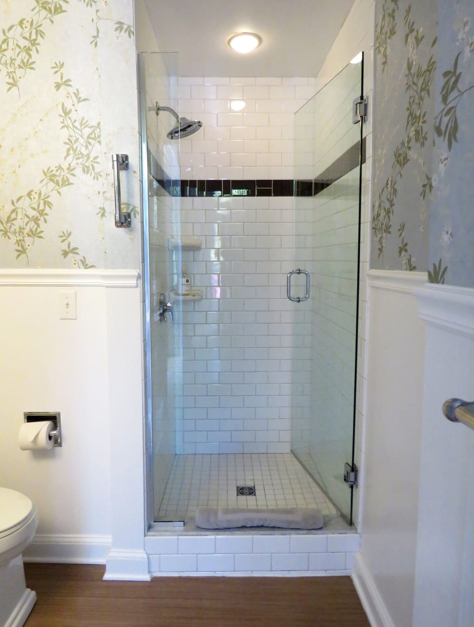 Traditional Room, 1 Queen Bed | Bathroom | Free toiletries, hair dryer, towels, soap