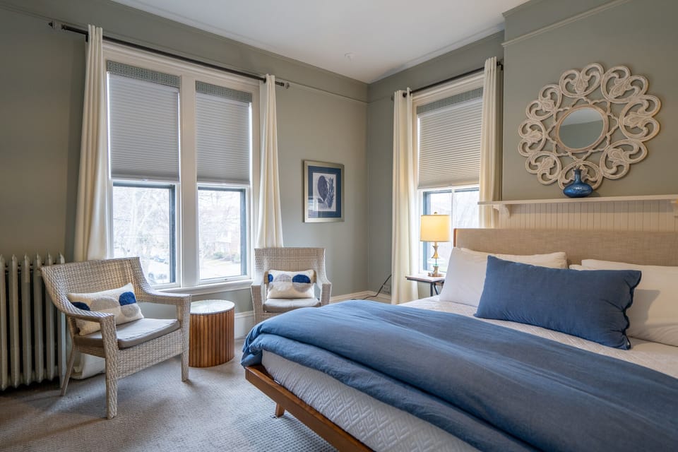 Classic Room, 1 King Bed, City View | Iron/ironing board, WiFi (free), individually decorated