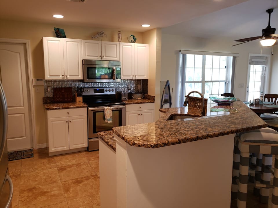 Full kitchen