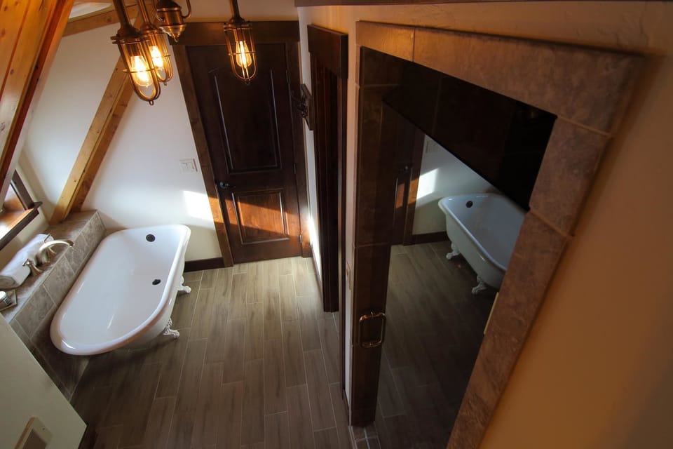 Wildflower Room | Deep soaking bathtub