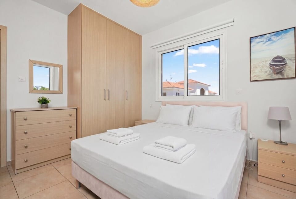 Bedroom1 (King Size Bed)