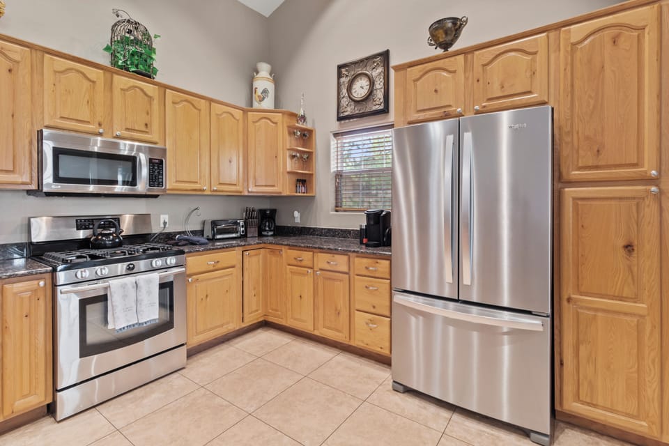 Awesome kitchen.very well equipped. 