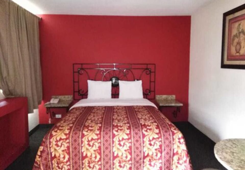 Classic Room, 1 Queen Bed | Premium bedding, pillowtop beds, individually decorated