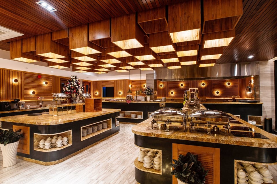 3 restaurants; breakfast, lunch, and dinner served