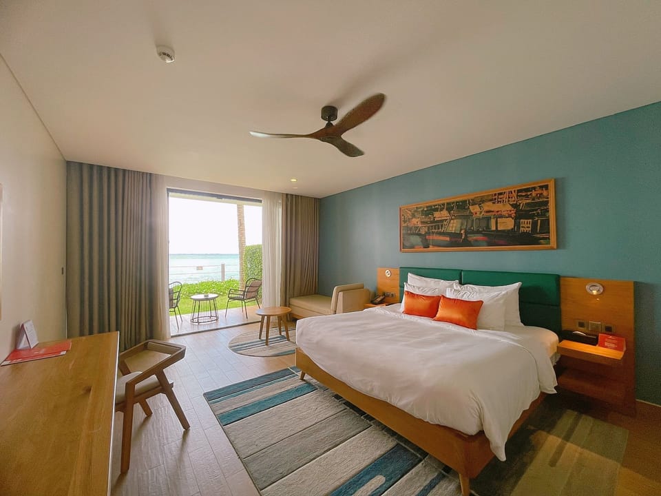Premier Deluxe Double Room, Ocean View | Minibar, in-room safe, desk, laptop workspace
