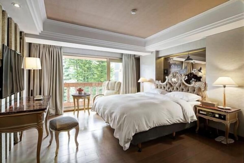 Desk, blackout drapes, free WiFi, bed sheets