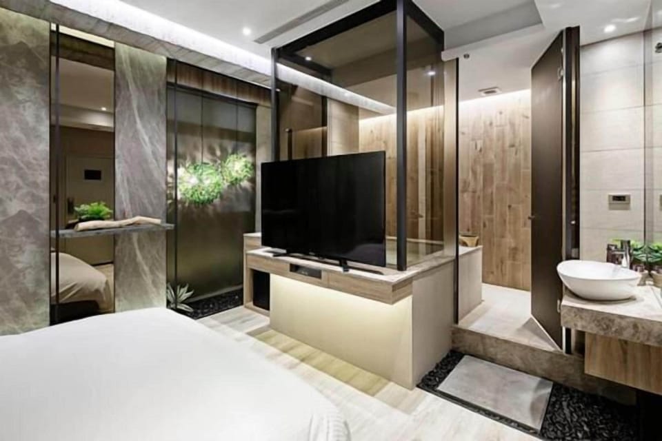 Desk, blackout drapes, free WiFi, bed sheets
