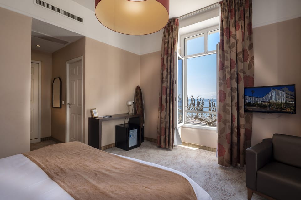 Luxury Double or Twin Room, Sea View | Minibar, in-room safe, desk, blackout drapes