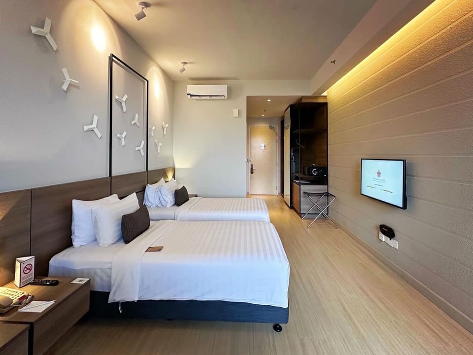 Deluxe Twin Room | In-room safe, desk, laptop workspace, blackout drapes