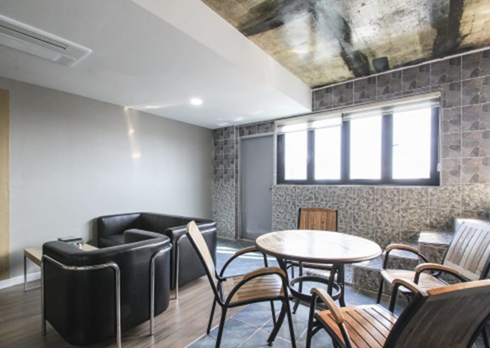 Royal Suite, Private Pool | Premium bedding, down comforters, desk, laptop workspace