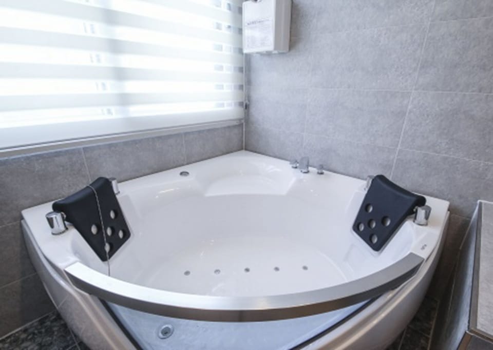 Deluxe Twin Room, Movie Room | Deep soaking bathtub