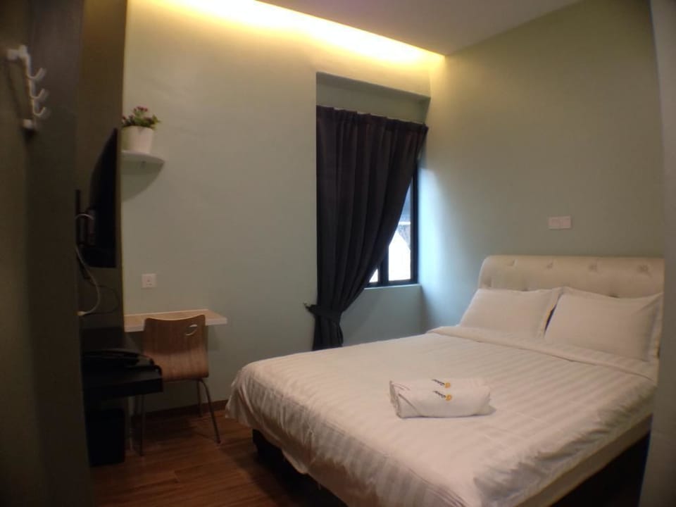 Deluxe Double Room, 1 Queen Bed | In-room safe, desk, iron/ironing board (on request), WiFi (free)