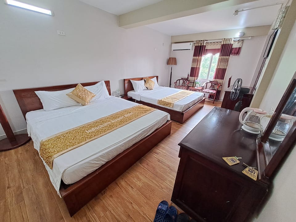 Family Room | Desk, blackout drapes, free WiFi, bed sheets