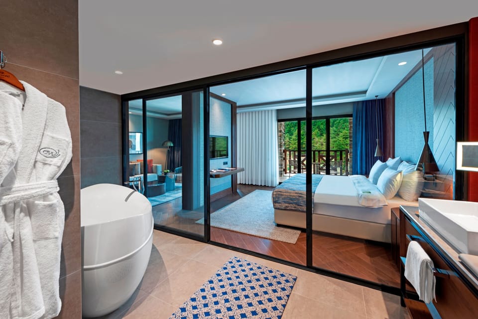 Comfort Suite with King Size Bed, Pond and Forest View | Minibar, in-room safe, desk, laptop workspace