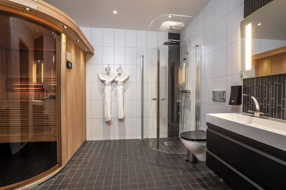 Business Room, Non Smoking | Bathroom | Eco-friendly toiletries, hair dryer, towels