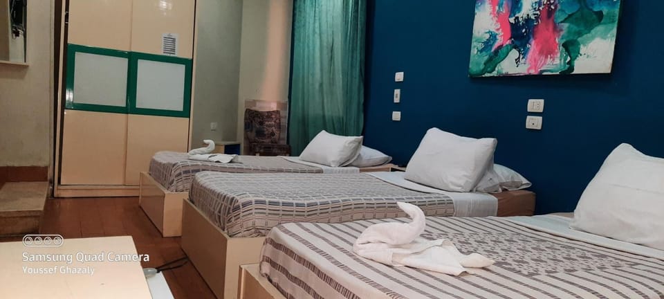 Classic Triple Room | Minibar, blackout drapes, free cribs/infant beds, rollaway beds
