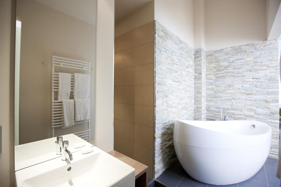 Superior Suite | Bathroom | Eco-friendly toiletries, hair dryer, slippers, towels