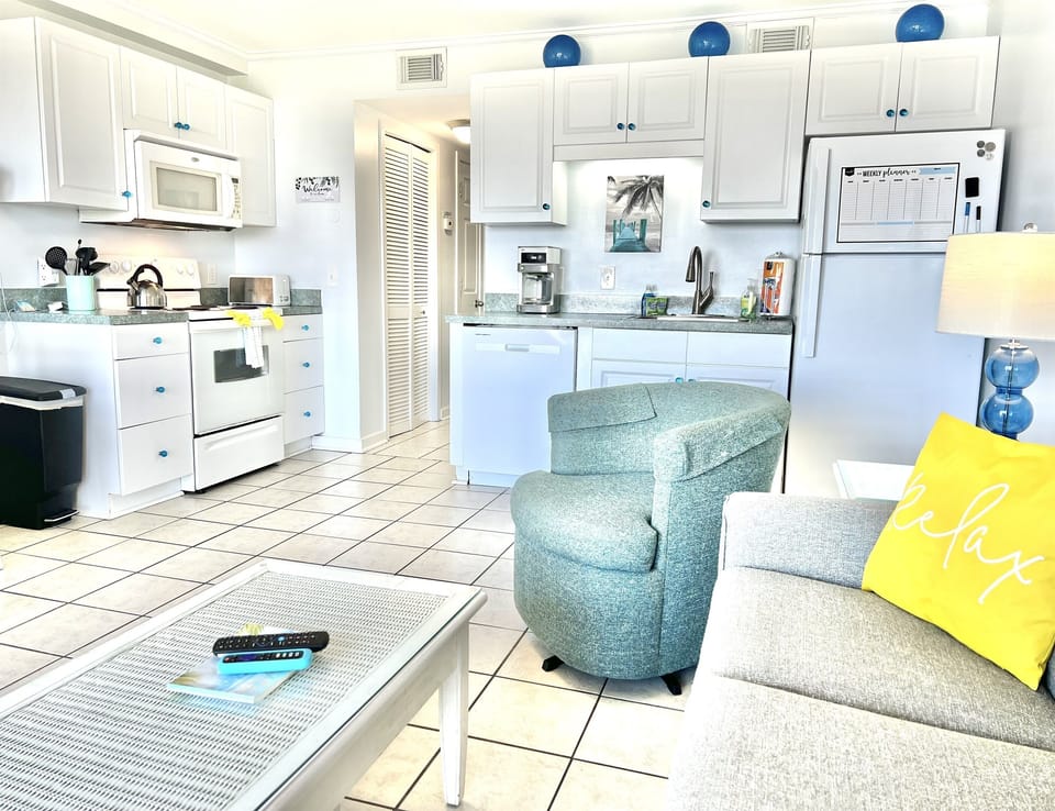 A view of the kitchen/living space