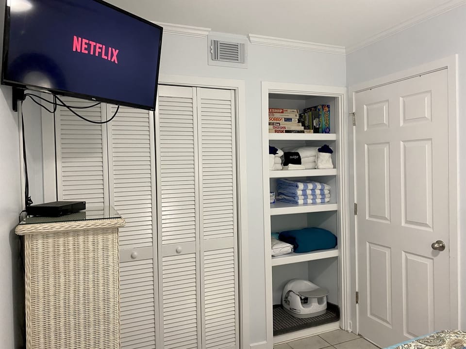 Bedroom Roku tv, closets, linens, bumbo seat & games!