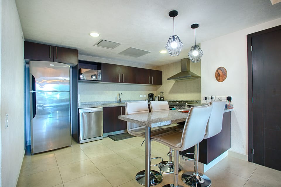 Kitchen bar with 4 seats