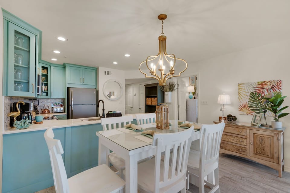 High top dining table to enhance the gulf view. Seating for six. 
