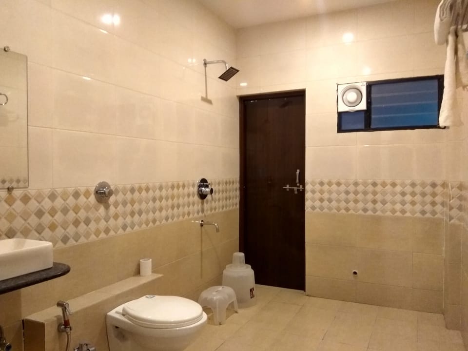 Super Deluxe Ac Rooms | Bathroom | Shower, rainfall showerhead, designer toiletries, slippers