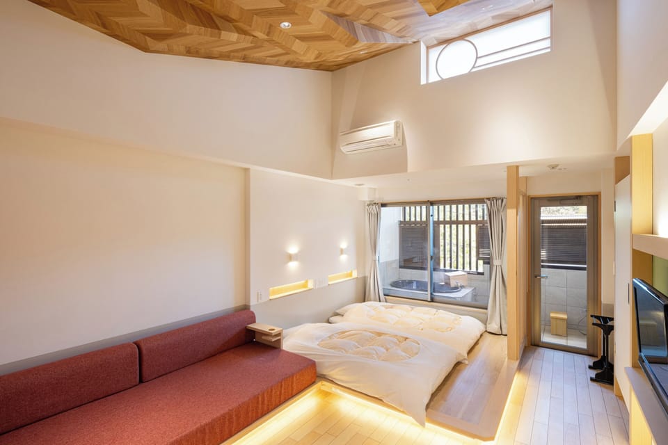 Down comforters, in-room safe, free WiFi, bed sheets