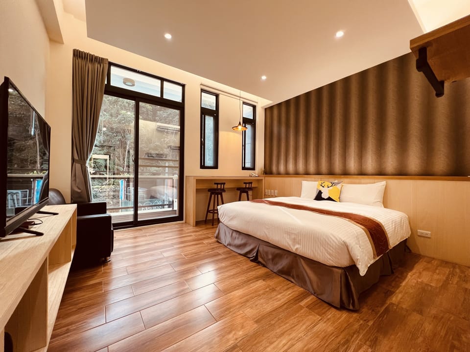 Comfort Double Room, 1 King Bed, Mountain View (201) | Down comforters, laptop workspace, blackout drapes, free WiFi