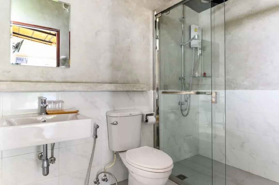 Shower, free toiletries, hair dryer, towels
