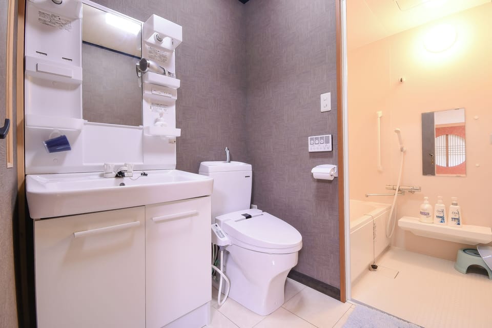 Deluxe Room | Bathroom | Free toiletries, slippers, electronic bidet, towels