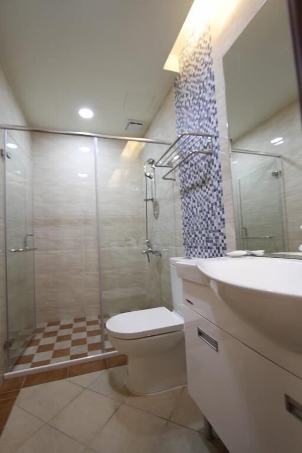 Standard Quadruple Room | Bathroom | Shower, free toiletries, hair dryer, slippers
