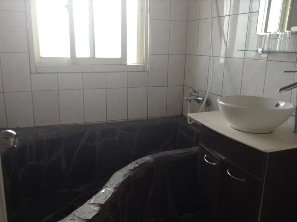 Chalet (4 People) | Bathroom | Combined shower/tub, deep soaking tub, rainfall showerhead