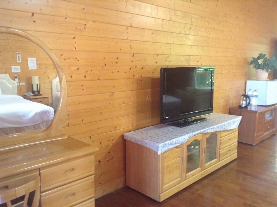 Chalet (4 People) | Desk, blackout drapes, rollaway beds, free WiFi