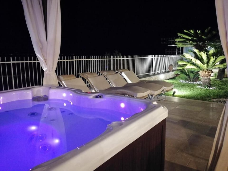 Outdoor spa tub